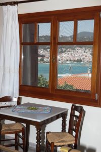 Στούντιο , τραπέζι πρωινού, παράθυρο με θέα στην πόλη